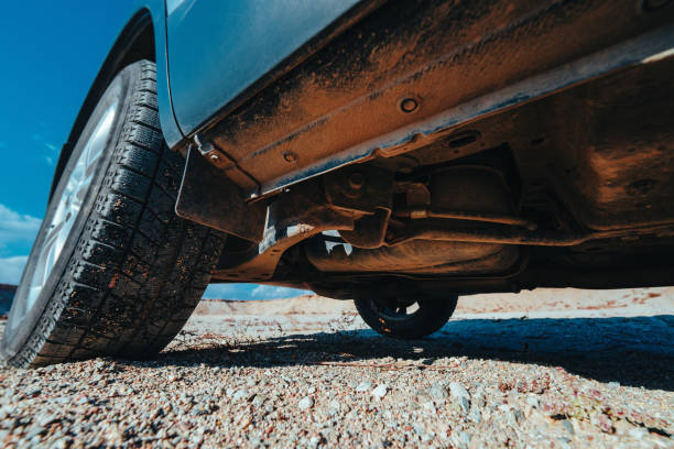 Bagaimanakah jurutera menganalisis ciri kelesuan sesendal getah dalam sistem suspensi automotif?